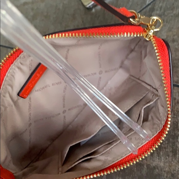 MICHAEL KORS JET SET ITEM LG GUSSET WRISTLET - Picture 10 of 16